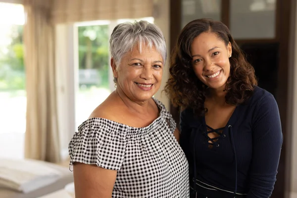 Portret Close Van Een Gemengde Ras Vrouw Haar Senior Moeder — Stockfoto