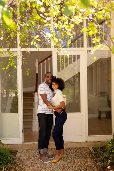 Vue Latérale Couple Mixte Debout Dans Jardin Extérieur Leur Maison — Photo