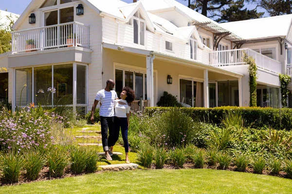 Vista Lateral Una Pareja Razas Mixtas Caminando Jardín Día Soleado — Foto de Stock