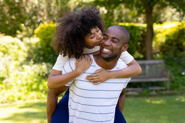 Vista Frontal Casal Raças Mistas Jardim Homem Que Gira Torno — Fotografia de Stock