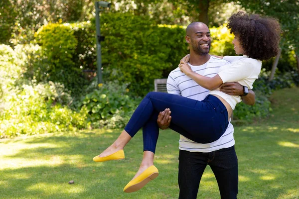 Vista Frontal Una Pareja Razas Mixtas Jardín Hombre Cargando Mujer — Foto de Stock