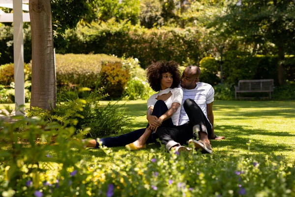 Vista Frontale Una Coppia Mista Seduta Giardino All Ombra Una — Foto Stock