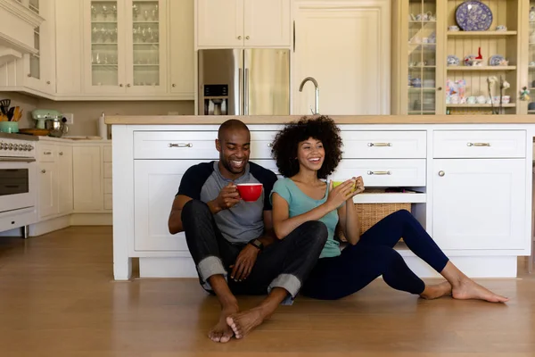 Vista Frontale Una Coppia Mista Seduta Sul Pavimento Cucina Con — Foto Stock