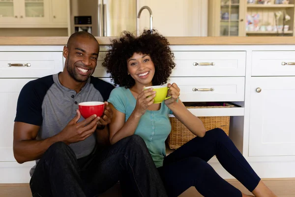 Vista Frontal Cerca Una Pareja Raza Mixta Sentada Suelo Cocina — Foto de Stock