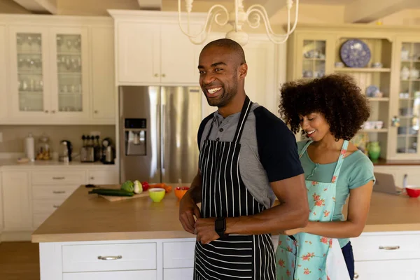 Mutfakta Sırıtan Önlük Giymiş Önlüğünü Bağlayan Melez Bir Çiftin Önünde — Stok fotoğraf