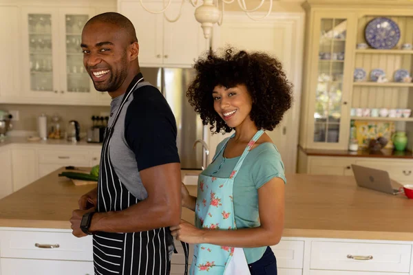 Vista Lateral Casal Misto Raça Cozinha Sorrindo Ambos Vestindo Aventais — Fotografia de Stock