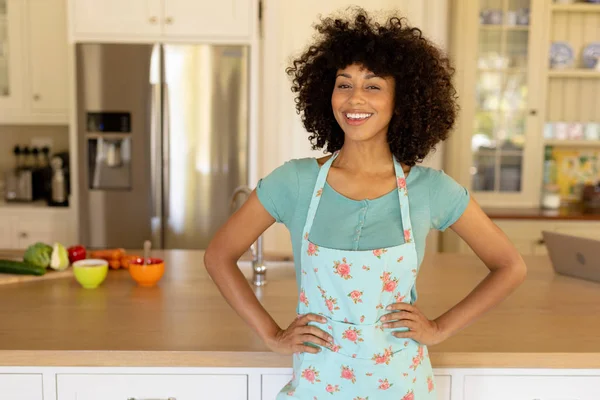 Portret Mieszanej Kobiety Rasy Domu Stojącej Kuchni Rękami Biodrach Ubranej — Zdjęcie stockowe