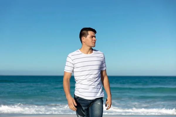 Front View Caucasian Man Standing Beach Blue Sky Sea Background — Stock Photo, Image