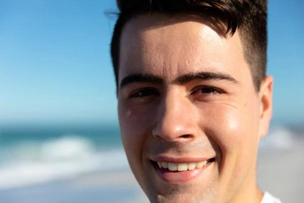 Portrait Close Caucasian Man Standing Beach Blue Sky Sea Background — Stock Photo, Image