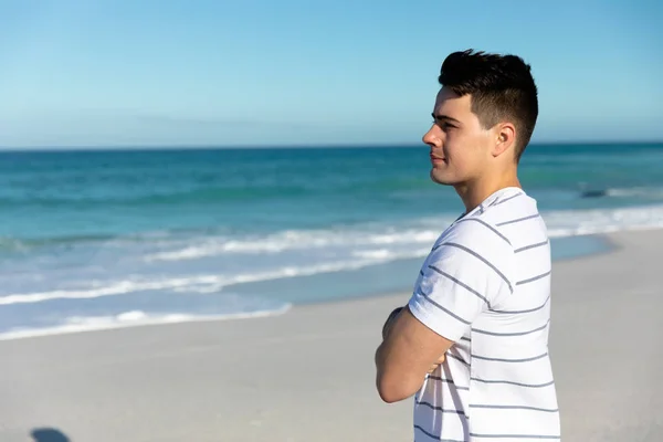 Zijaanzicht Van Een Blanke Man Die Het Strand Staat Met — Stockfoto