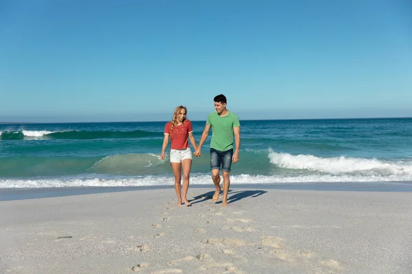 Framsidan Vit Par Stranden Med Blå Himmel Och Hav Bakgrunden — Stockfoto