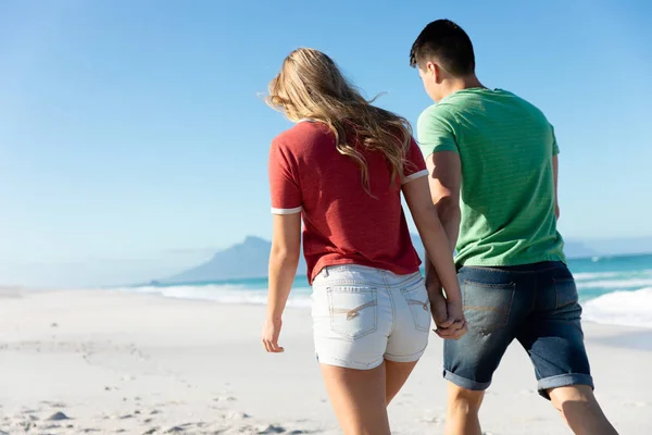 Achteraanzicht Van Een Blank Echtpaar Het Strand Met Blauwe Lucht — Stockfoto