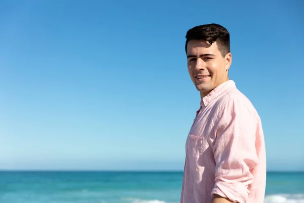 Side View Caucasian Man Beach Blue Sky Sea Background Smiling — Stock Photo, Image