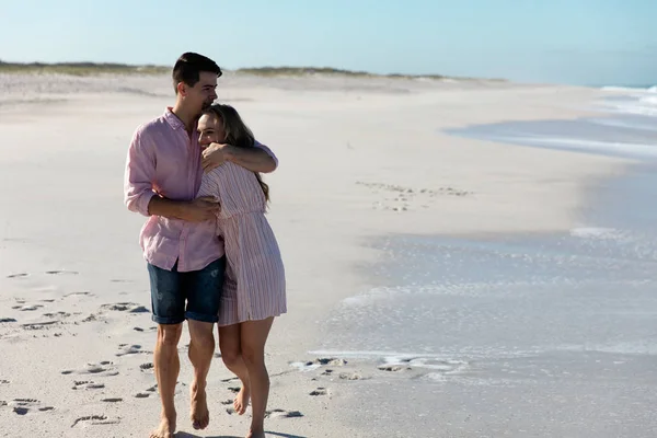 Vista Frontal Una Pareja Caucásica Pie Playa Con Cielo Azul —  Fotos de Stock