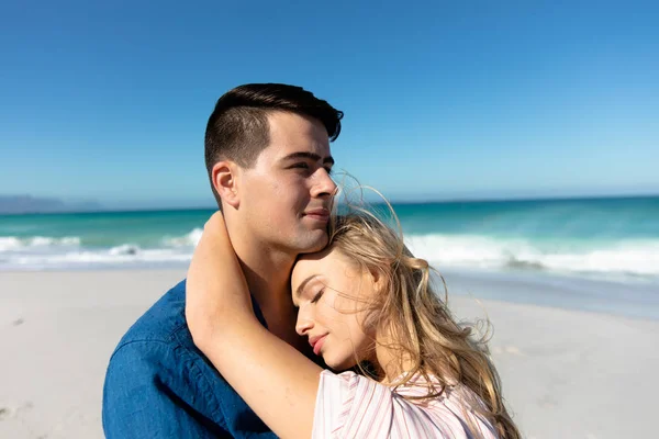 Vorderansicht Eines Kaukasischen Paares Das Strand Steht Mit Blauem Himmel — Stockfoto