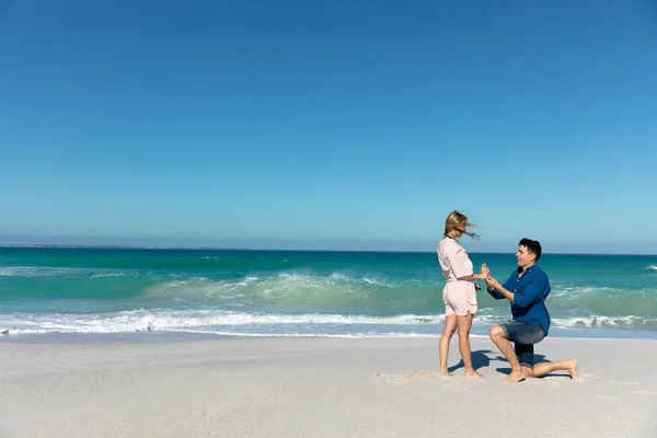 Vista Laterale Uomo Caucasico Inginocchiato Sulla Spiaggia Con Cielo Blu — Foto Stock