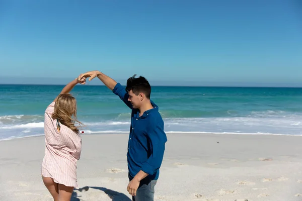 Vista Frontale Una Coppia Caucasica Piedi Sulla Spiaggia Con Cielo — Foto Stock