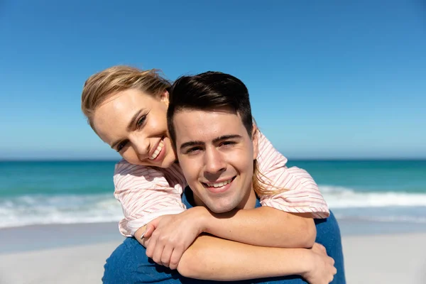 Framifrån Ett Kaukasiskt Par Som Står Stranden Med Blå Himmel — Stockfoto