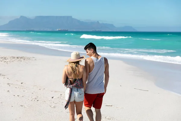 Baksidan Vit Par Promenader Stranden Med Blå Himmel Och Hav — Stockfoto