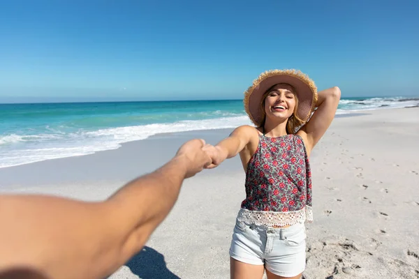 Vista Frontale Una Coppia Caucasica Piedi Sulla Spiaggia Con Cielo — Foto Stock