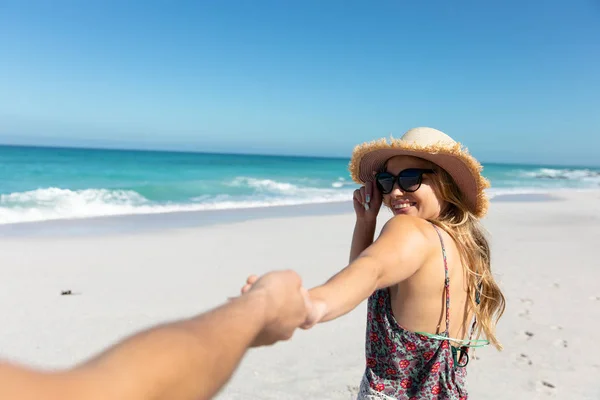 青い空と海に囲まれたビーチに立つ白人夫婦の正面の景色 手を取り合って微笑む — ストック写真