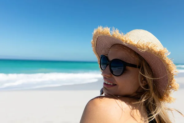 Seitenansicht Einer Kaukasischen Frau Mit Strohhut Blauem Himmel Und Meer — Stockfoto