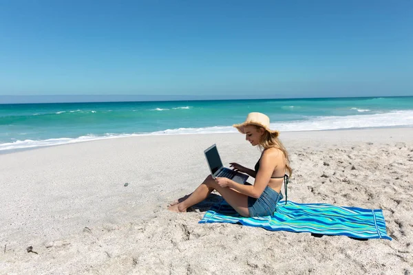 Side View Caucasian Woman Sitting Towel Beach Wearing Straw Hat — Stock Photo, Image