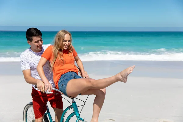 Framsidan Vit Par Promenader Stranden Med Blå Himmel Och Hav — Stockfoto