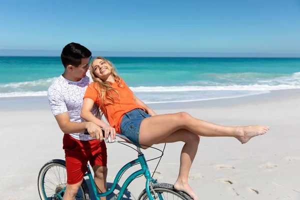 Framsidan Vit Par Promenader Stranden Med Blå Himmel Och Hav — Stockfoto