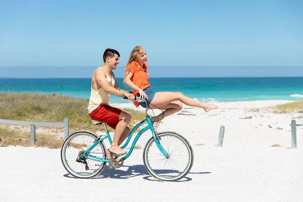 Vue Latérale Couple Caucasien Avec Ciel Bleu Mer Arrière Plan — Photo