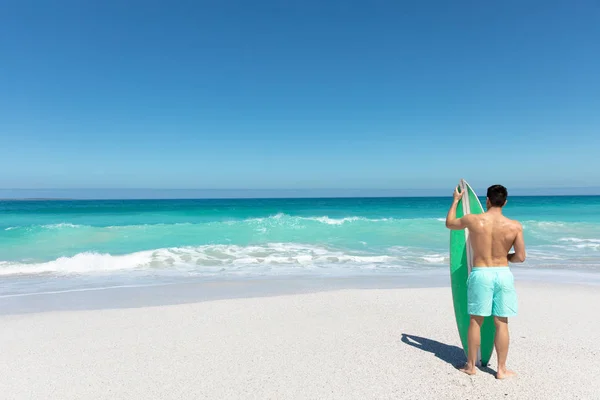 Visão Traseira Homem Caucasiano Praia Com Céu Azul Mar Fundo — Fotografia de Stock