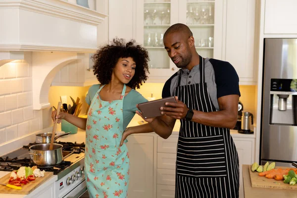 Vista Frontal Una Pareja Raza Mixta Casa Pie Cocina Con — Foto de Stock