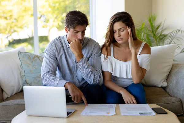 Vorderansicht Eines Kaukasischen Ehepaares Hause Das Wohnzimmer Auf Einer Couch — Stockfoto