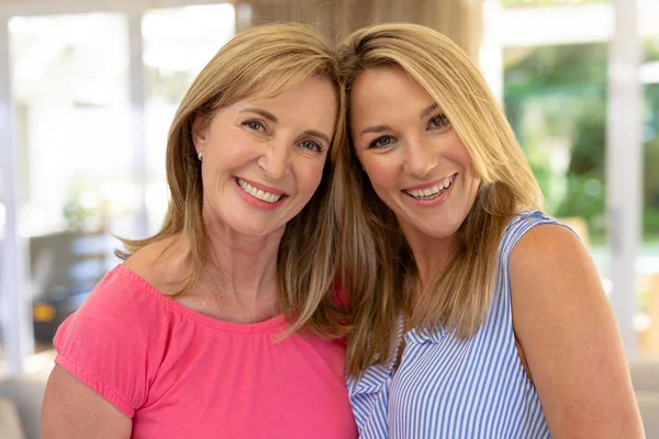 Portrait Close Caucasian Woman Her Adult Daughter Home Standing Living — Stock Photo, Image