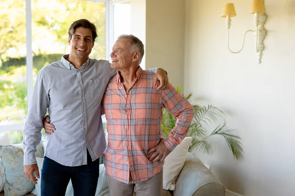 Framsidan Vit Man Hemma Står Vardagsrummet Med Armen Sin Äldre — Stockfoto