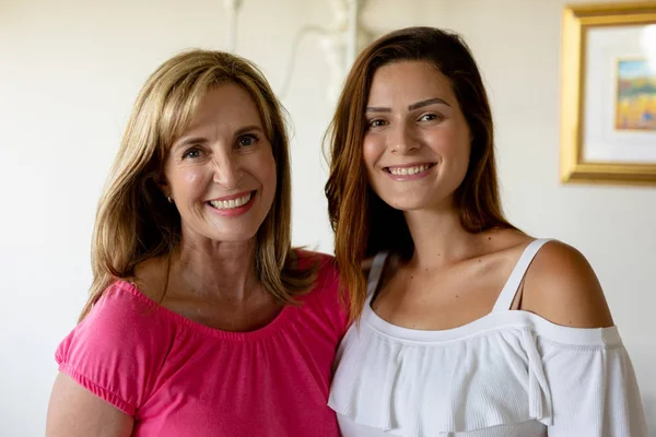 Retrato Perto Uma Mulher Caucasiana Sua Filha Adulta Casa Sala — Fotografia de Stock