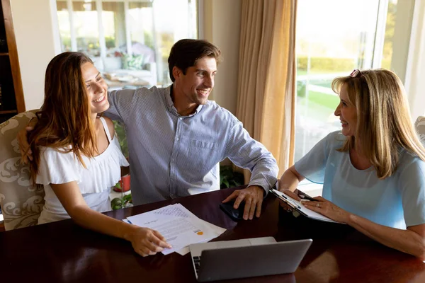 Vooraanzicht Van Een Blank Echtpaar Thuis Zittend Aan Eettafel Glimlachend — Stockfoto