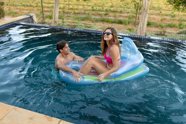 Vista Lateral Una Pareja Caucásica Una Piscina Hombre Pie Sosteniendo — Foto de Stock