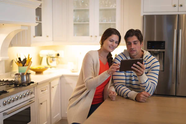 Vista Frontal Una Pareja Caucásica Casa Sentada Cocina Isla Cocina — Foto de Stock