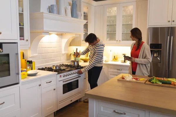 Vista Lateral Una Pareja Caucásica Casa Pie Cocina Hombre Agitando —  Fotos de Stock