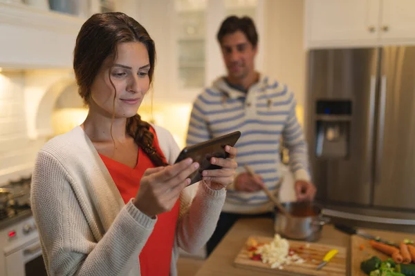 Vista Frontal Cerca Una Pareja Caucásica Casa Cocina Pie Isla — Foto de Stock