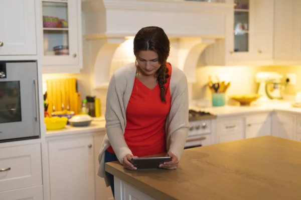 Vooraanzicht Van Een Blanke Vrouw Thuis Keuken Het Keukeneiland Met — Stockfoto