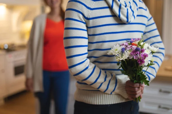 Vue Arrière Milieu Homme Caucasien Maison Portant Pull Rayures Bleues — Photo