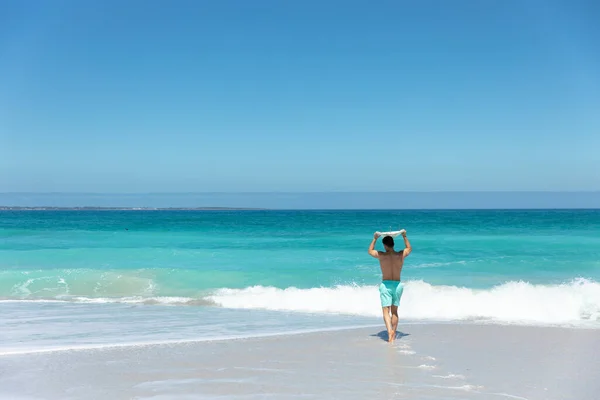 Visão Traseira Homem Caucasiano Andando Praia Com Céu Azul Mar — Fotografia de Stock