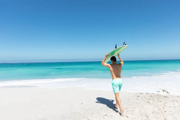 Visão Traseira Homem Caucasiano Andando Praia Com Céu Azul Mar — Fotografia de Stock