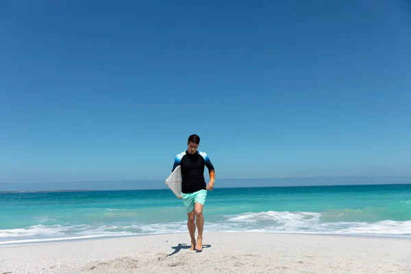 Vue Face Homme Caucasien Marchant Sur Plage Avec Ciel Bleu — Photo