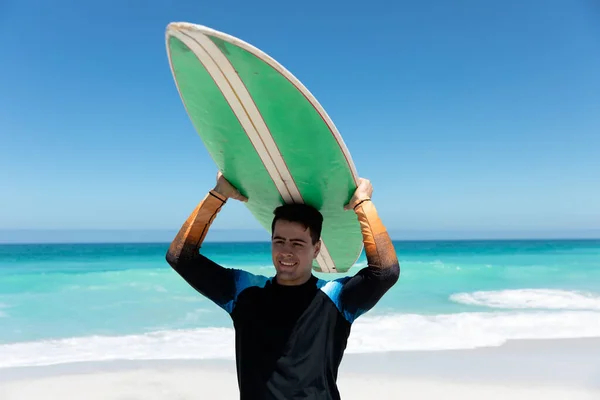 Vue Face Homme Caucasien Marchant Sur Plage Avec Ciel Bleu — Photo