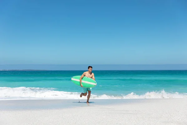 Vista Laterale Uomo Caucasico Che Corre Sulla Spiaggia Con Cielo — Foto Stock