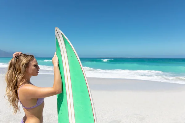 Vista Lateral Una Mujer Caucásica Pie Playa Con Cielo Azul —  Fotos de Stock