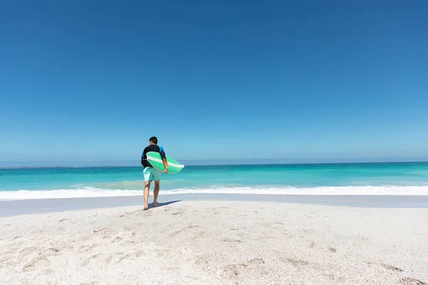 Vista Posteriore Uomo Caucasico Che Cammina Sulla Spiaggia Con Cielo — Foto Stock